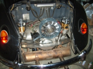 der typ 4 motor mit 2l vopo köpfen, 48/40er ventilen, 42er einlasskanäle (auf der cnc maschine gespindelt).<br />DIY auspuffanlage.<br />103er SM zylinderkit, 316er schleicher nocke.